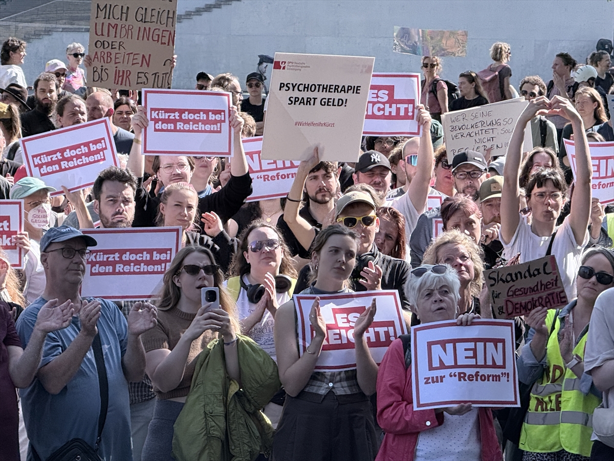 Almanya'da hükümetin hayata geçirmeyi planladığı sağlık reformu protesto edildi