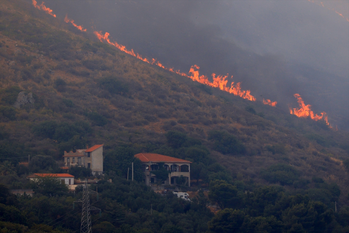 İtalya'da aşırı sıcaklar ve orman yangınlarıyla mücadele ediliyor