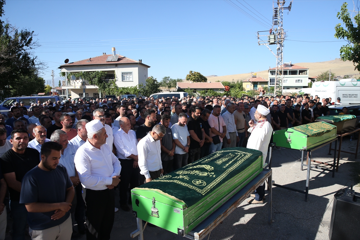 Nevşehir'de trafik kazasında ölen anne ve iki oğlunun cenazeleri Kayseri'de toprağa verildi