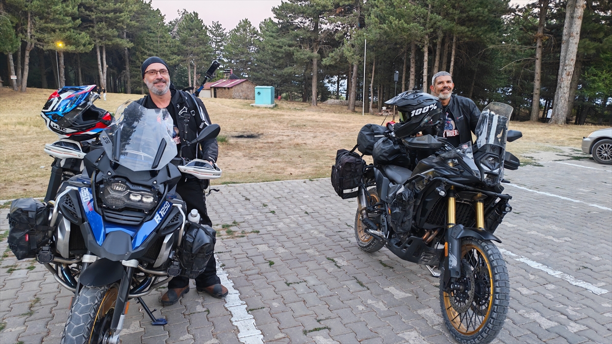 İspanya'dan motosikletleriyle tura çıkan iki gezgin Manisa'daki kamp merkezinde mola verdi