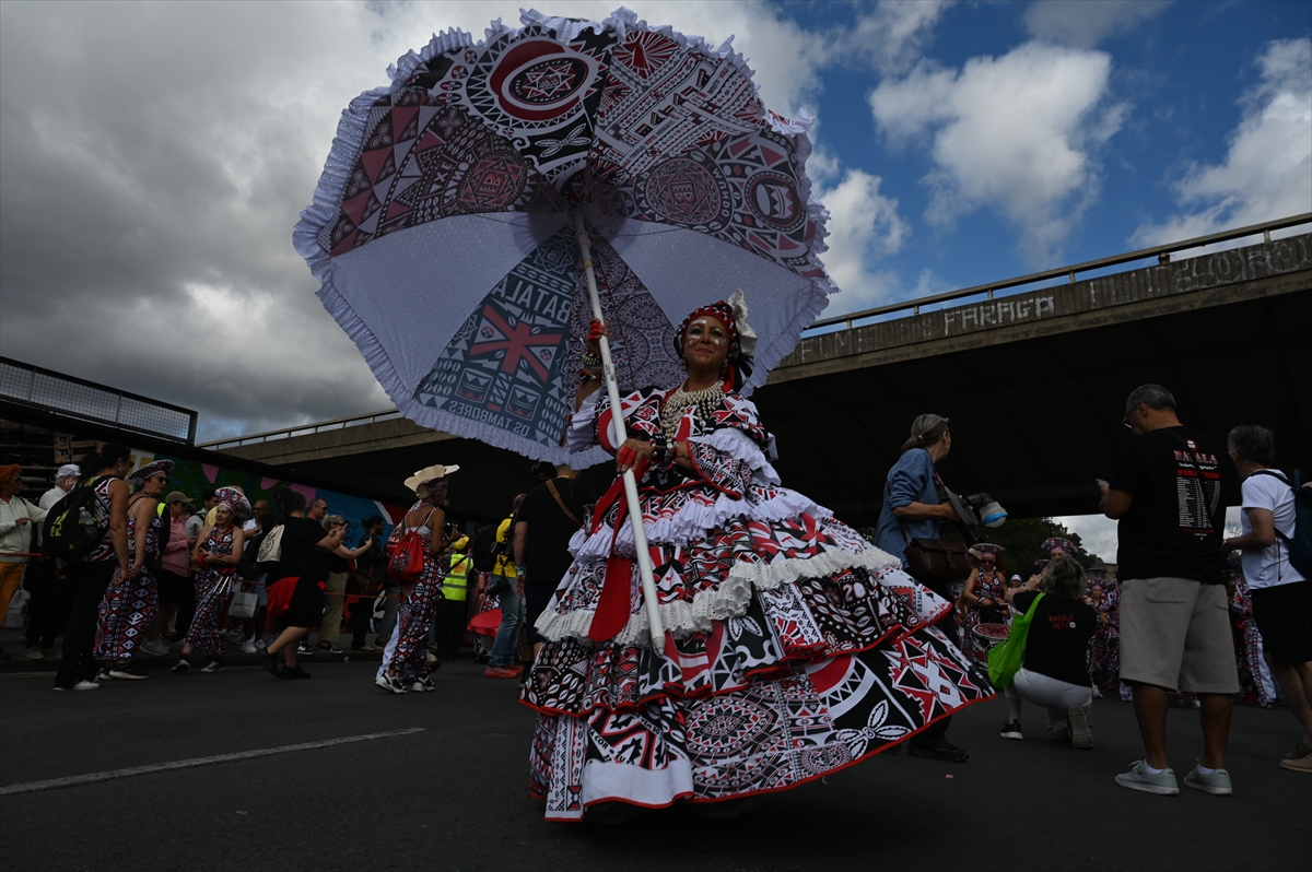 Londra’da Notting Hill Karnavalı renkli görüntülere sahne oldu