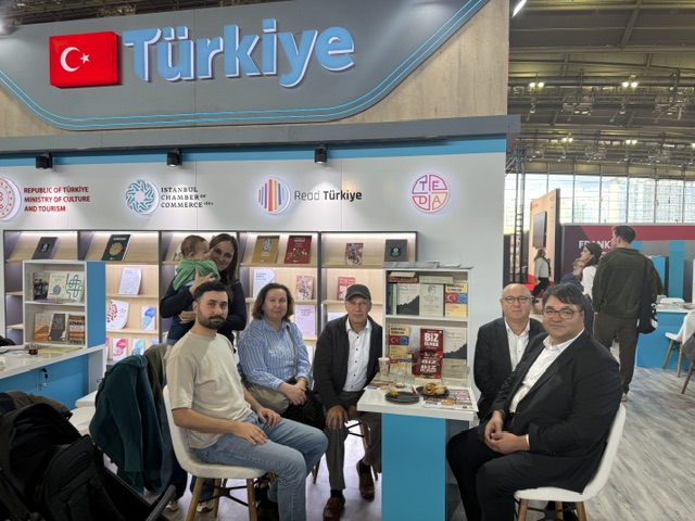 ARAŞTIRMACI YAZAR ÖKKEŞ TOY, FRANKFURT KİTAP FUARI’NDA OKURLARIYLA BULUŞTU