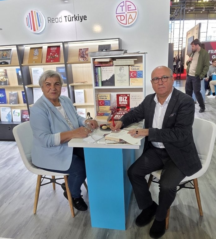 FRANKFURT KİTAP FUARI’NDA YAZARLAR OKURLARIYLA BULUŞTU