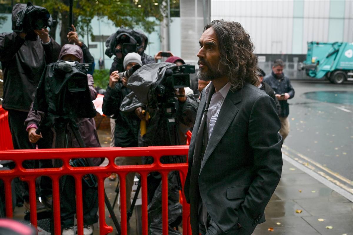 İngiliz komedyen Russell Brand Londra'da hakim karşısına çıktı