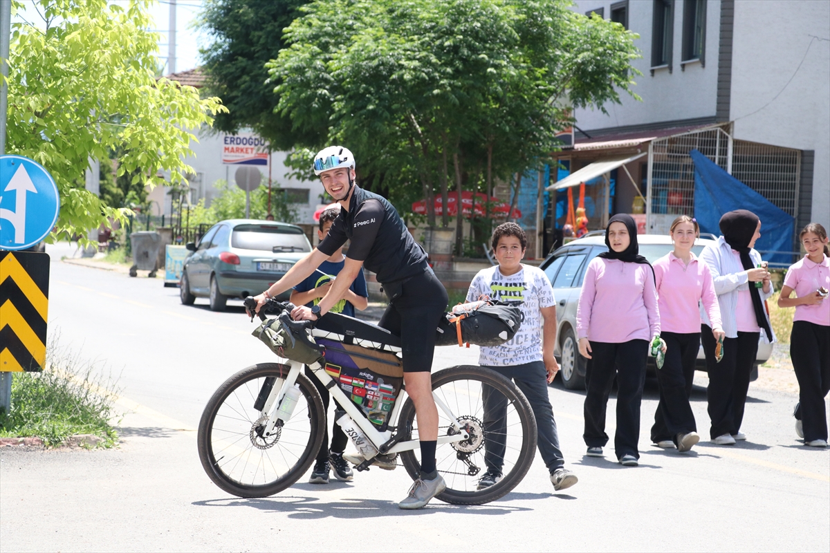Kanser hastalığına dikkati çekmek için Almanya'dan pedala basan genç, Sakarya'ya ulaştı