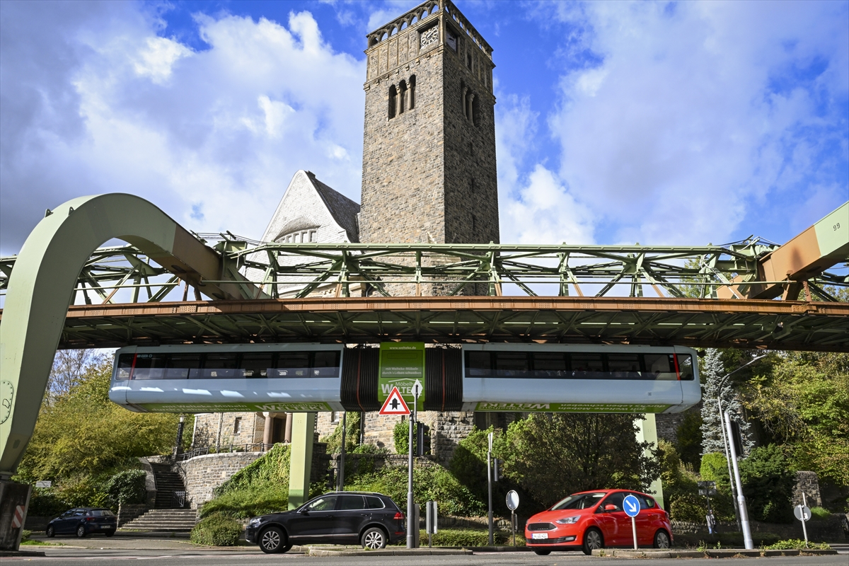 Almanya'nın asma treni Schwebebahn, 125 yıldır Wuppertal'i birbirine bağlıyor